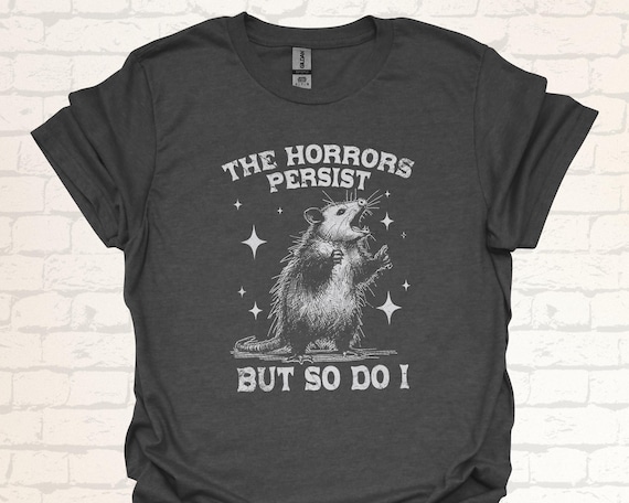 Retro Opossum T-Shirt | The Horrors Persist But So Do I | Witzige Vintage Possum Grafik Shirt | Lustiges Geschenk für Stressgeplagte Freunde