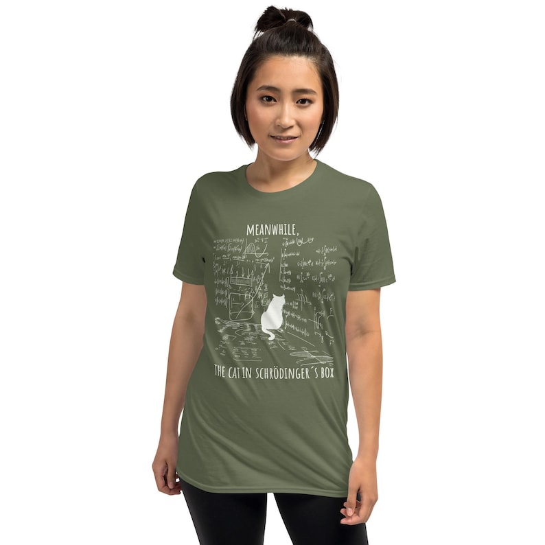Unisex T-Shirt mit einer Katze, die vor einer Wand aus mathematischen Formeln sitzt und der Aufschrift: Meanwhile, the cat in Schrödingers Box.