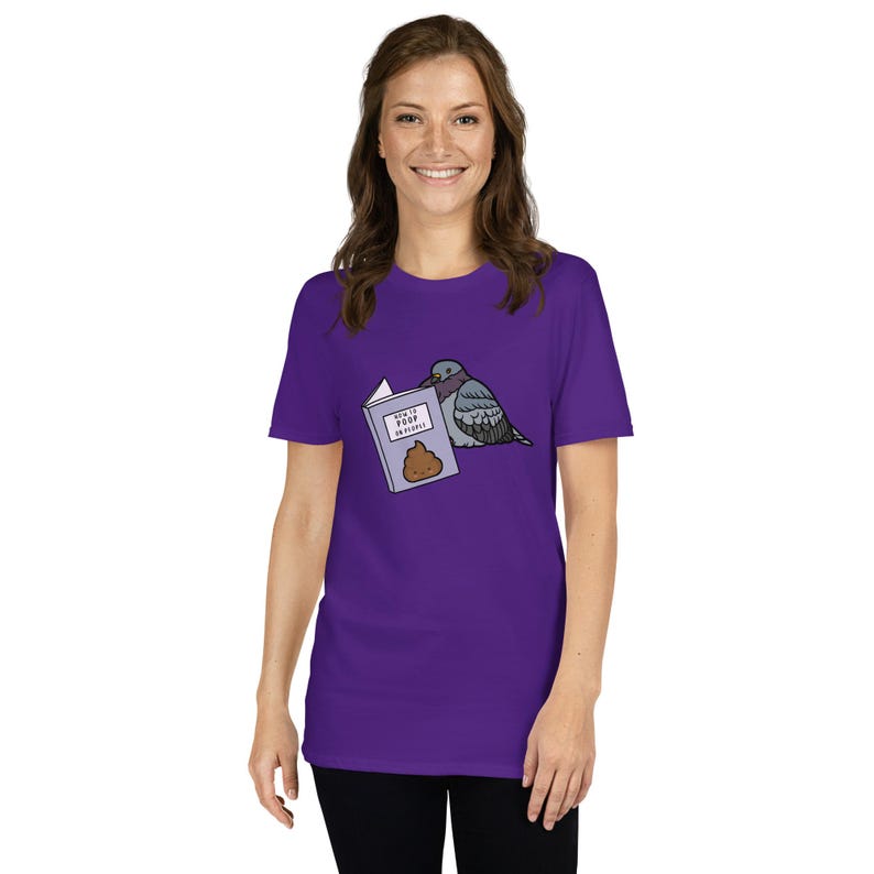 Unisex T-Shirt mit einer Taube die ein Buch liest auf dessen Einband How to poop on people steht.
