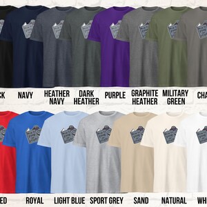 Colorchart Unisex T-Shirt mit einer Taube die ein Buch liest auf dessen Einband How to poop on people steht.