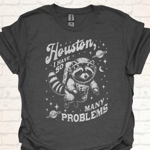 Maglietta con procione Houston | Ho così tanti problemi | Maglietta divertente con panda astronauta | Idea regalo spiritosa per gli amici | Design strano