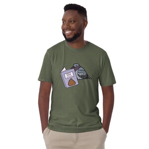 Unisex T-Shirt mit einer Taube die ein Buch liest auf dessen Einband How to poop on people steht.