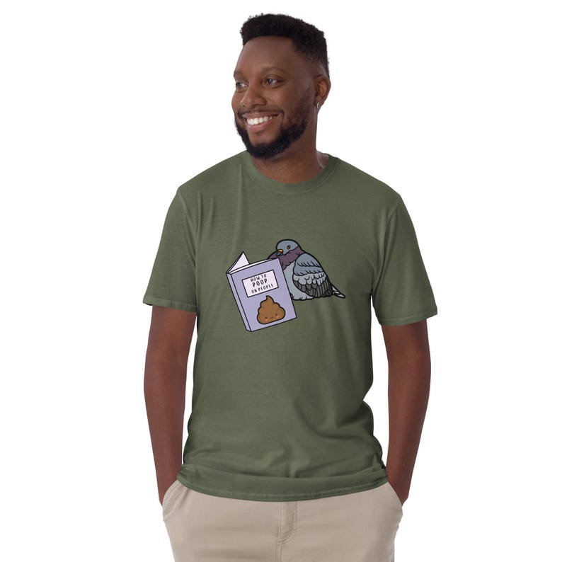 Unisex T-Shirt mit einer Taube die ein Buch liest auf dessen Einband How to poop on people steht.