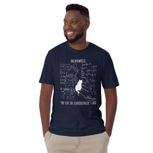 Unisex T-Shirt mit einer Katze, die vor einer Wand aus mathematischen Formeln sitzt und der Aufschrift: Meanwhile, the cat in Schrödingers Box.
