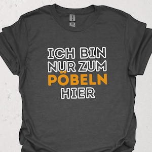 Lustiges Sprüche T-Shirt für Männer | Ich bin nur zum Pöbeln hier | Witziges Statement Shirt für Sportevents & Konzerte | Geschenk für Mann
