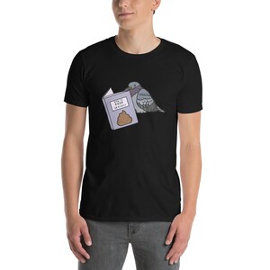 Schwarzes Unisex T-Shirt mit einer Taube die ein Buch liest auf dessen Einband How to poop on people steht.