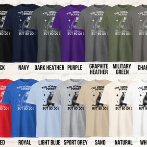 Colorchart Unisex T-Shirt mit einem schreienden Opossum im Retro Stil und der Aufschrift: The Horrors Persist But so do I.