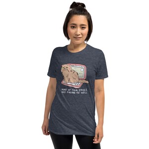 Unisex T-Shirt mit einer grummeligen Katze die auf einem Laptop sitzt und der Aufschrift: None of Your Emails are Finding me Well.
