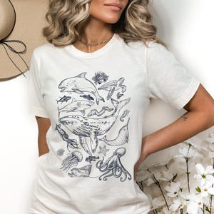 Vintage Ocean Life T-Shirt | T-Shirt mit Unterwasser-Welt | Sea Life Shirt | Geschenkidee für Meeresliebhaber | Tintenzeichnung Wal T-Shirt