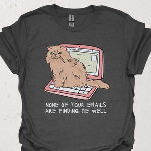 おもしろ猫のオフィスTシャツ | あなたのメールはどれも私を見つけてくれない | メールにイライラする人のためのおもしろTシャツ | 在宅勤務の同僚へのギフト