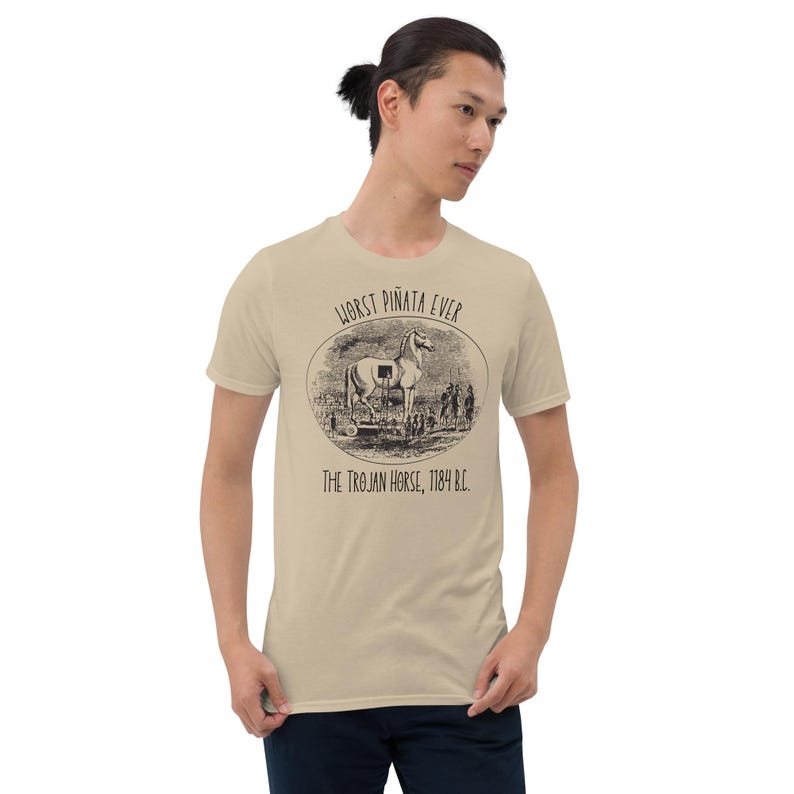 Unisex T-Shirt mit einem Design des trojanischen Pferds und der Aufschrift: Worst Pinata Ever.