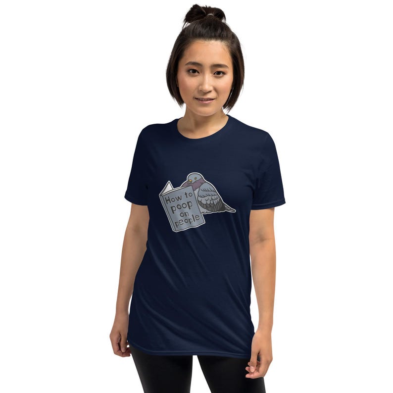 Unisex T-Shirt mit einer Taube die ein Buch liest auf dessen Einband How to poop on people steht.