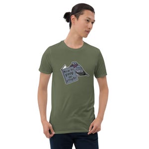 Unisex T-Shirt mit einer Taube die ein Buch liest auf dessen Einband How to poop on people steht.