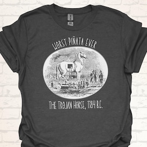 Unisex T-Shirt mit einem Design des trojanischen Pferds und der Aufschrift: Worst Pinata Ever.