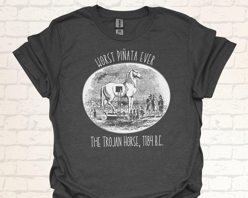 Unisex T-Shirt mit einem Design des trojanischen Pferds und der Aufschrift: Worst Pinata Ever.