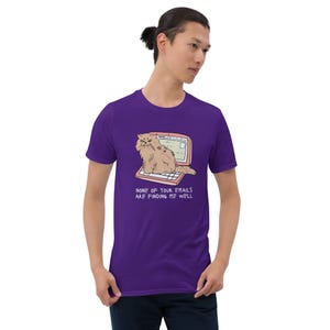 Unisex T-Shirt mit einer grummeligen Katze die auf einem Laptop sitzt und der Aufschrift: None of Your Emails are Finding me Well.