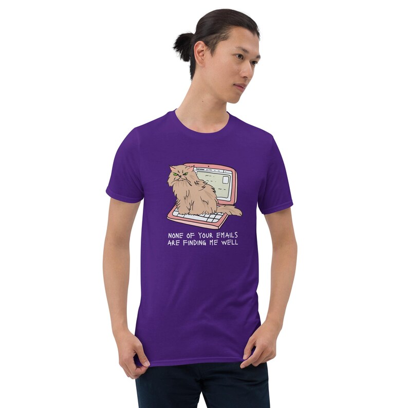 Unisex T-Shirt mit einer grummeligen Katze die auf einem Laptop sitzt und der Aufschrift: None of Your Emails are Finding me Well.