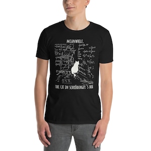 Unisex T-Shirt mit einer Katze, die vor einer Wand aus mathematischen Formeln sitzt und der Aufschrift: Meanwhile, the cat in Schrödingers Box.