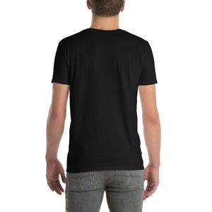 Schwarzes Unisex T-Shirt mit der Aufschrift: Du musst immer in beide Löcher spritzen - Der richtige Umgang mit Nasenspray ist so wichtig.