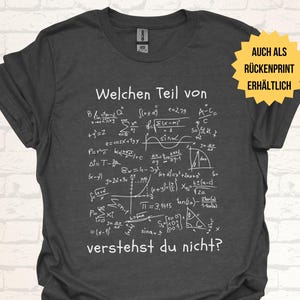Könnte beinhalten: Ein dunkelgraues T-Shirt mit weißem Text und mathematischen Gleichungen. Der Text lautet "Welchen Teil von verstehst du nicht?" und "AUCH ALS RÜCKENPRINT ERHÄLTLICH".