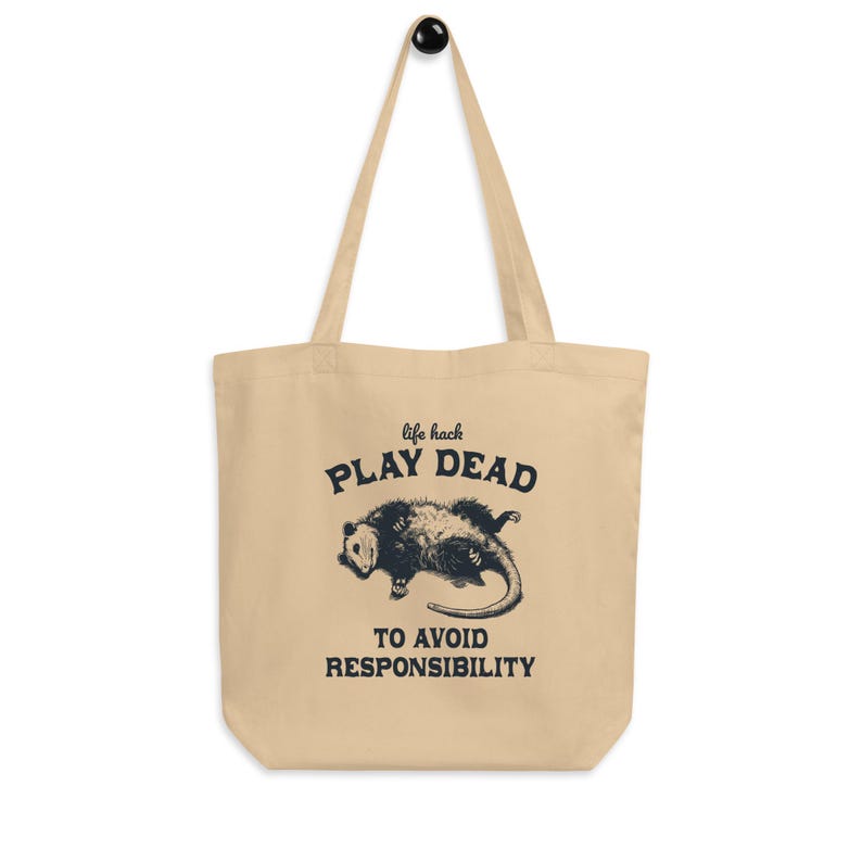 Bio-Stoffbeutel mit einem witzigen Opossum Design und der Aufschrift: Life Hack Play Dead to Avoid Responsibility.