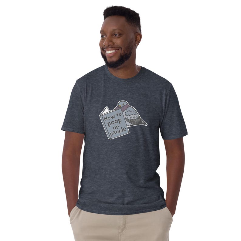 Unisex T-Shirt mit einer Taube die ein Buch liest auf dessen Einband How to poop on people steht.