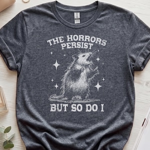 Camiseta retrô de gambá | Os horrores persistem, mas eu também | Camiseta engraçada com estampa de gambá vintage | Presente engraçado para amigos estressados