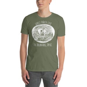 Unisex T-Shirt mit einem Design des trojanischen Pferds und der Aufschrift: Worst Pinata Ever.