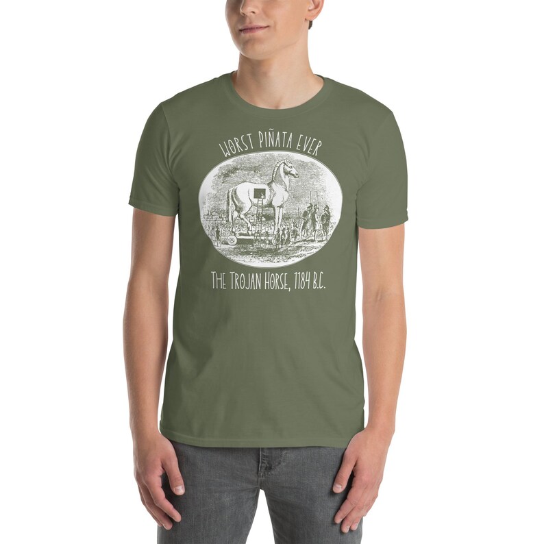 Unisex T-Shirt mit einem Design des trojanischen Pferds und der Aufschrift: Worst Pinata Ever.