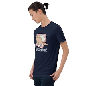 Unisex T-Shirt mit einer grummeligen Katze die auf einem Laptop sitzt und der Aufschrift: None of Your Emails are Finding me Well.