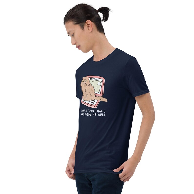 Unisex T-Shirt mit einer grummeligen Katze die auf einem Laptop sitzt und der Aufschrift: None of Your Emails are Finding me Well.