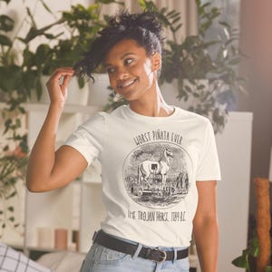 Unisex T-Shirt mit einem Design des trojanischen Pferds und der Aufschrift: Worst Pinata Ever.