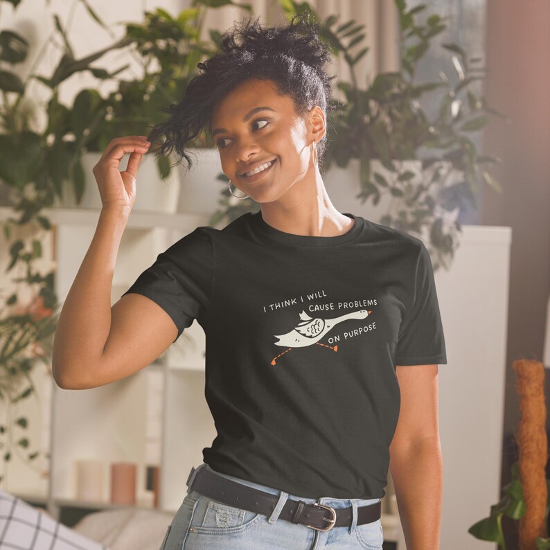 Unisex T-Shirt mit einer lustigen Gans und der Aufschrift: I think I will cause problems on purpose.