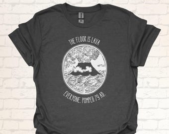 The Floor is Lava Pompeji T-Shirt | Funny Volcano Design Shirt for Teachers | Sarcastic Meme Gift Idea for Historians and Archaeology Fans