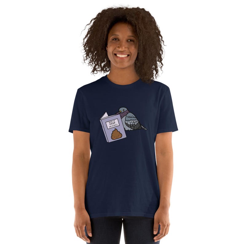 Unisex T-Shirt mit einer Taube die ein Buch liest auf dessen Einband How to poop on people steht.