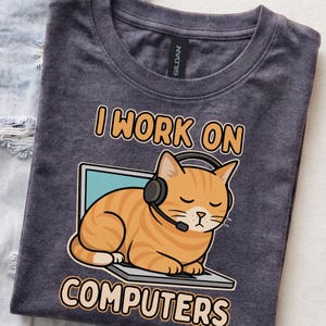 T-shirt humoristique pour geeks félins | T-shirt « Je travaille sur ordinateur » pour le bureau à domicile | Cadeau idéal pour les professionnels de l'informatique, les programmeurs et les amoureux des chats