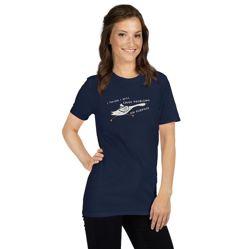Unisex T-Shirt mit einer lustigen Gans und der Aufschrift: I think I will cause problems on purpose.