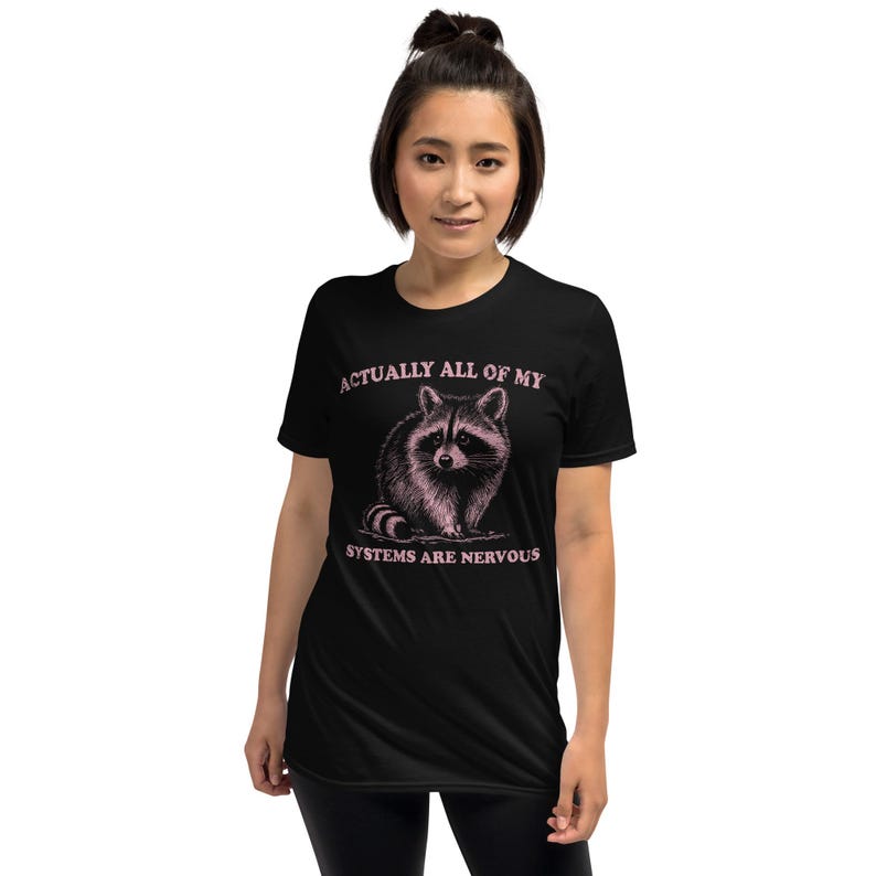 Schwarzes Unisex T-Shirt mit einem niedlichen Waschbären und der Aufschrift: Actually All Of My Systems are Nervous.
