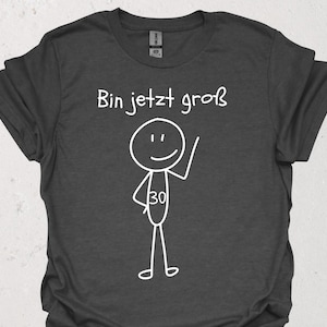 Unisex T-Shirt mit einem lustigen Strichmännchen Design zum 30. Geburtstag und der Aufschrift: Bin jetzt groß.