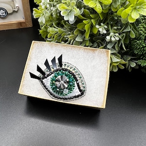 Green eye brooch* crystal eye pin