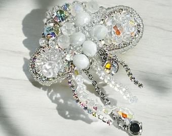 Crystal Cloud Brosche: elegante weiße Anstecknadel
