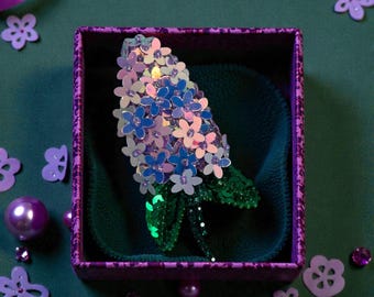 Handgemaakte lila bloemenbroche: paarse pin met kralen pailletten