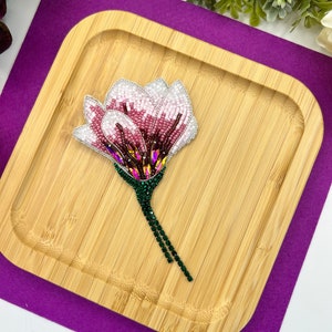 Broche artisanale en magnolia : perles Miyuki et strass
