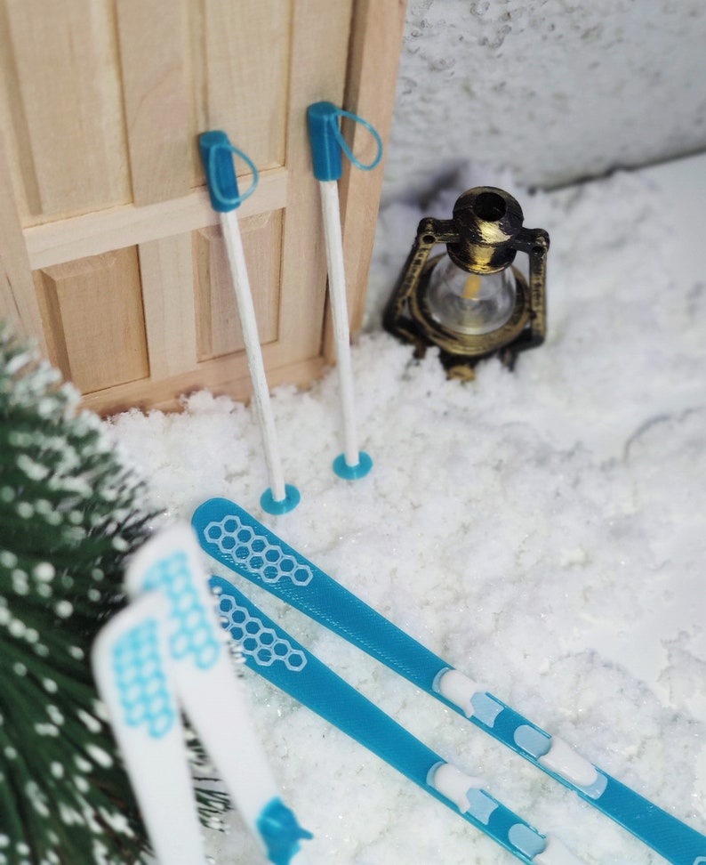 Wichteltür Zubehör Ski Winter Wichtel Puppen Geschenk Gutschein Deko Miniatur 3D Druck Bild 2