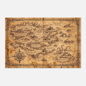 Op de afbeelding: Een gedetailleerde kaart in antieke stijl met een perkament-achtige uitstraling. De kaart toont bergen, bossen, kastelen en een kompasroos. Tekst omvat locaties zoals "The Frostbound Peaks" en "The Sea of Serpents". De kaart heeft decoratieve randen.