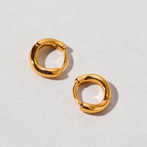 Piccoli orecchini a cerchio curvi da 6,5 mm - Argento Sterling 925 - Orecchini a cerchio Sleeper Huggies - Orecchini a cerchio Clicker Huggies per terzi - Orecchini impilabili