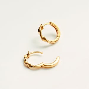 Delicati orecchini a cerchio "Wave" - Mini orecchini a cerchio placcati in oro 18k per tutti i giorni - Mini orecchini a cerchio intrecciati - Orecchini semplici per tutti i giorni - Orecchini a cerchio impilabili