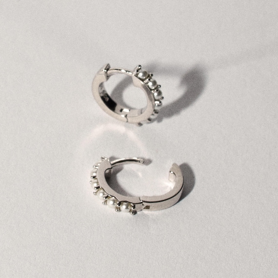 Delicati orecchini a cerchio con perle: argento sterling placcato oro 18k - Italia