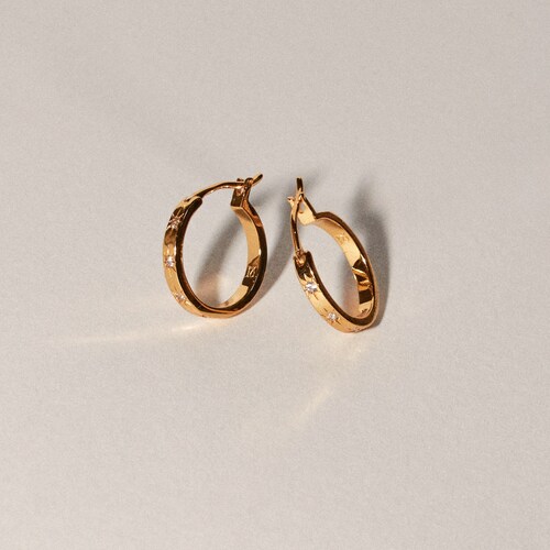 Créoles Huggie en plaqué or 18 carats avec diamants étoilés - Boucles d'oreilles Celestial Dainty