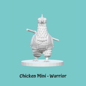 Puede incluir: Miniatura de guerrero pollo en 3D impresa en blanco, sosteniendo una espada. El pollo lleva una túnica blanca con una faja roja. La miniatura está de pie sobre una base redonda. "Chicken Mini - Warrior" está escrito debajo de la base.